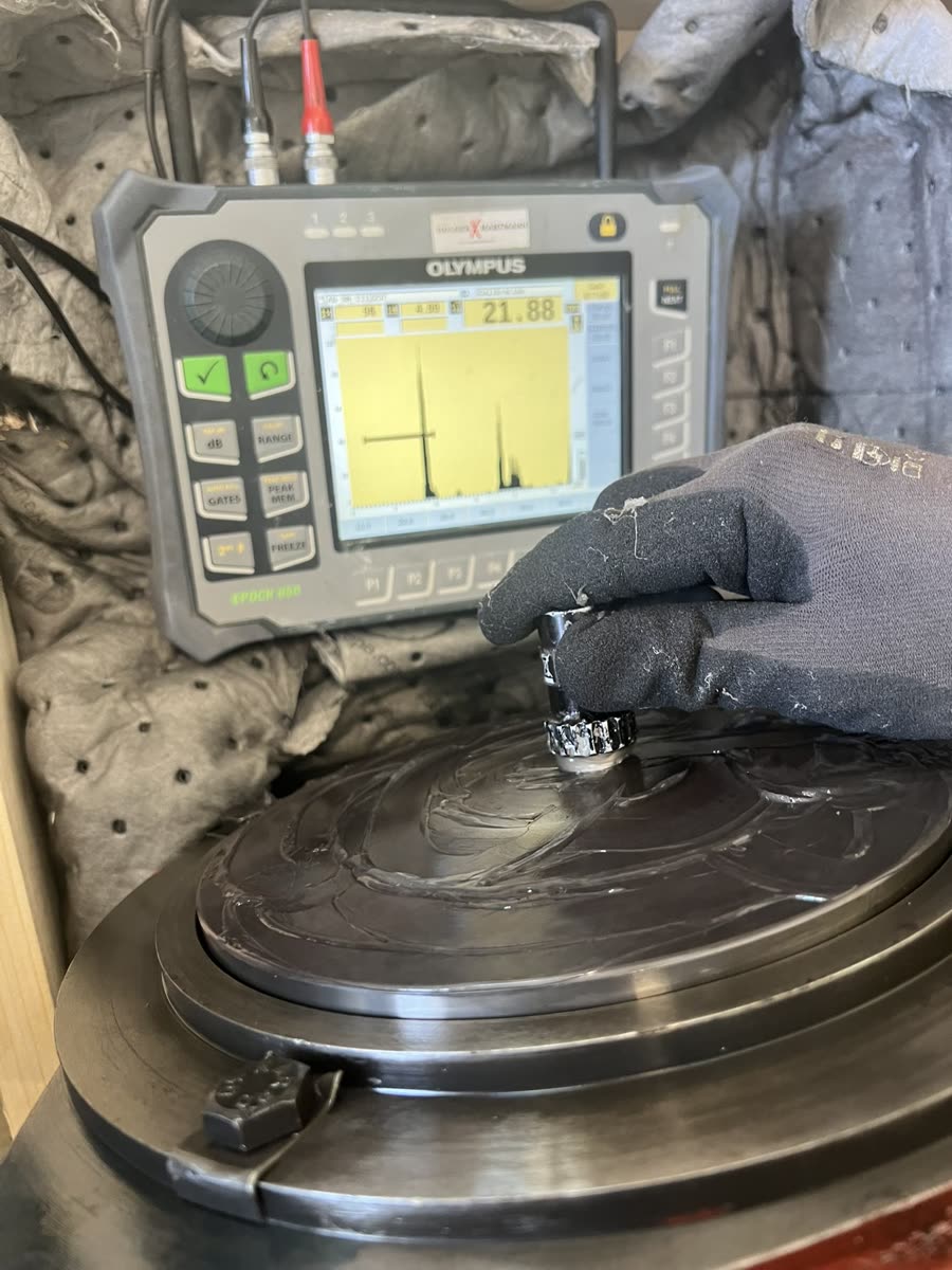 Ultralydkontroll med håndholdt instrument på stål