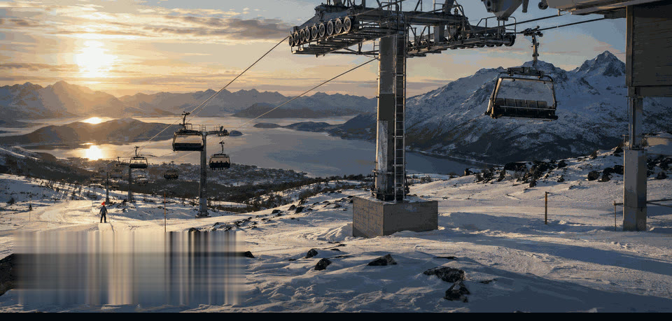 Stolheis med mast og gondoler over snødekt fjell